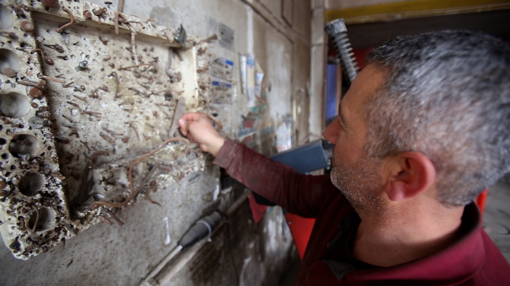 Lastikleri patlatan cisimlerin koleksiyonunu yaptı 1