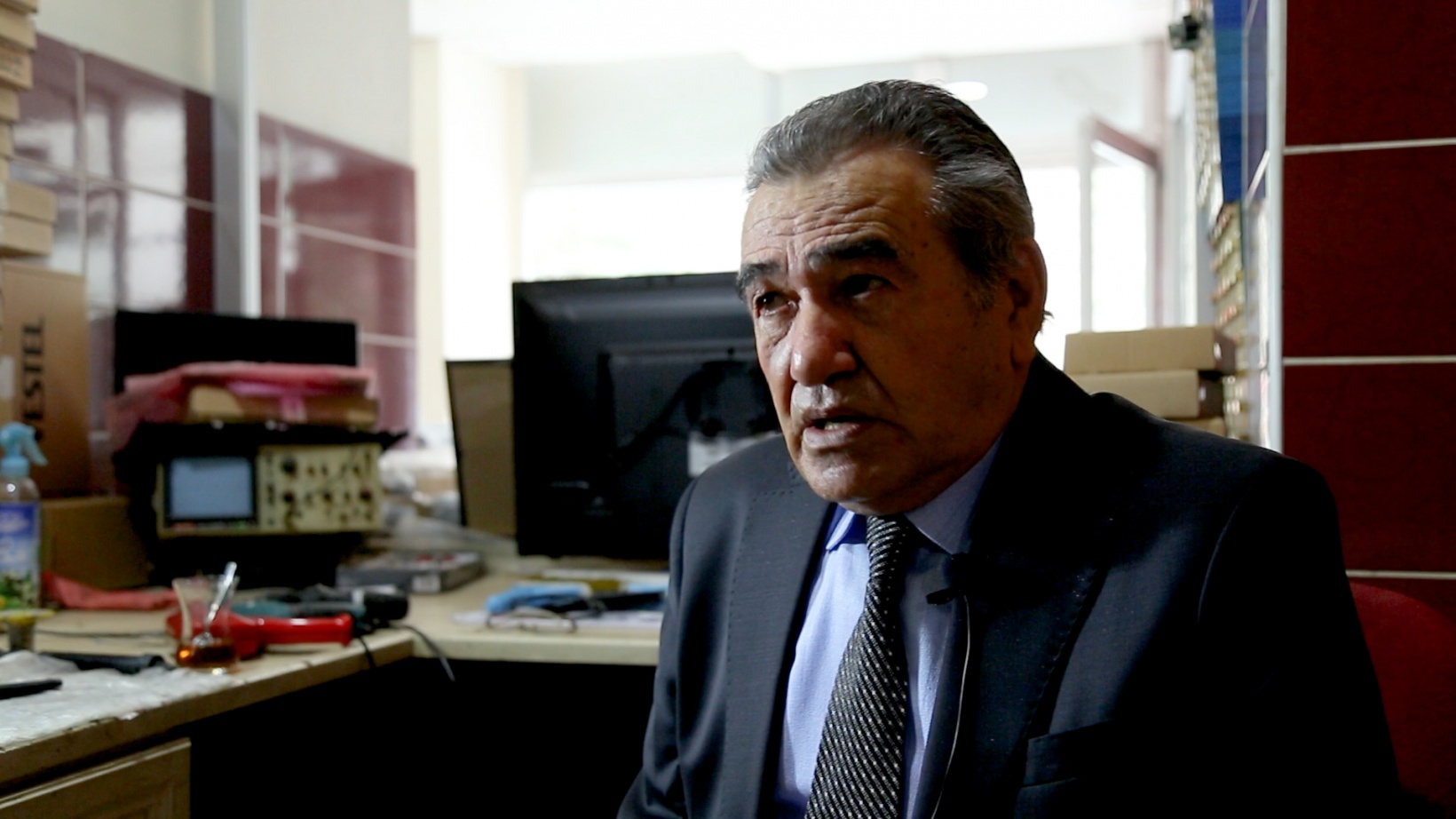 Yarım asırdır takım elbiseyle televizyon tamir ediyor 7