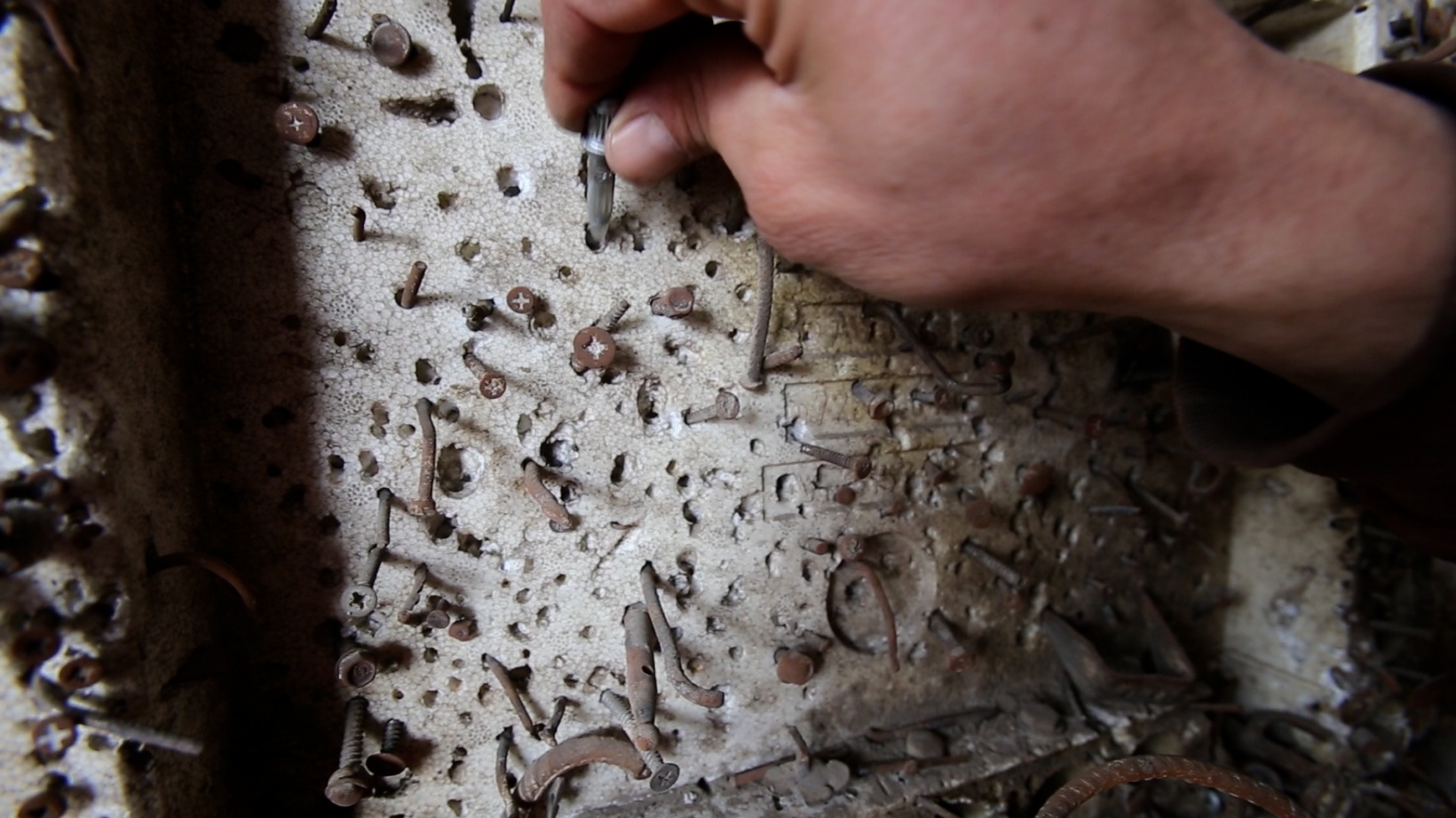 Lastikleri patlatan cisimlerin koleksiyonunu yaptı 9