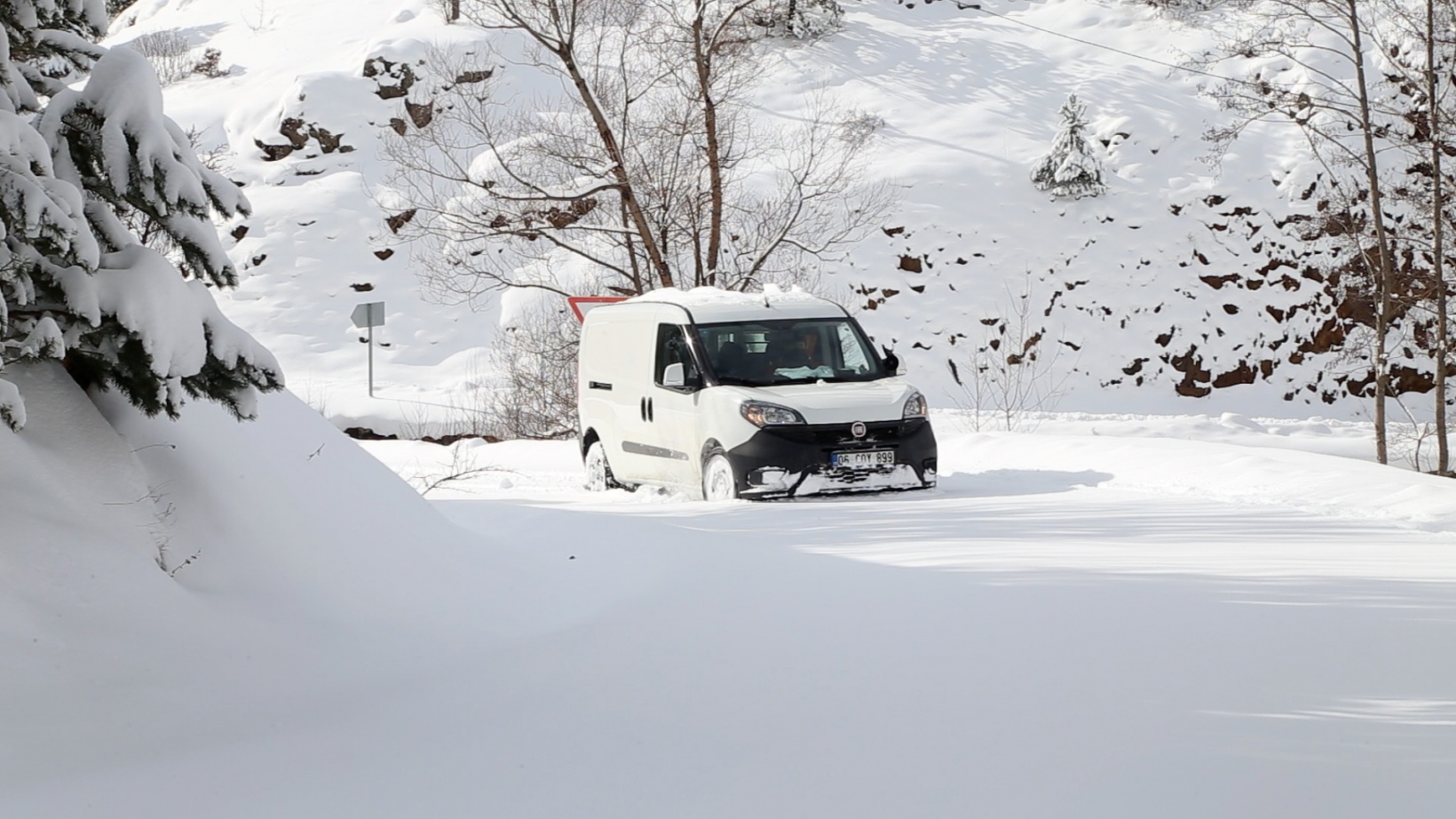 Her gün 120 kilometre kat edip 8 köye ekmek dağıtıyor 10