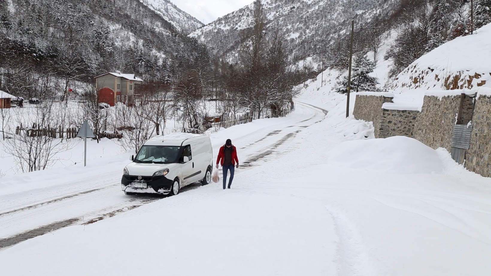 Her gün 120 kilometre kat edip 8 köye ekmek dağıtıyor 2