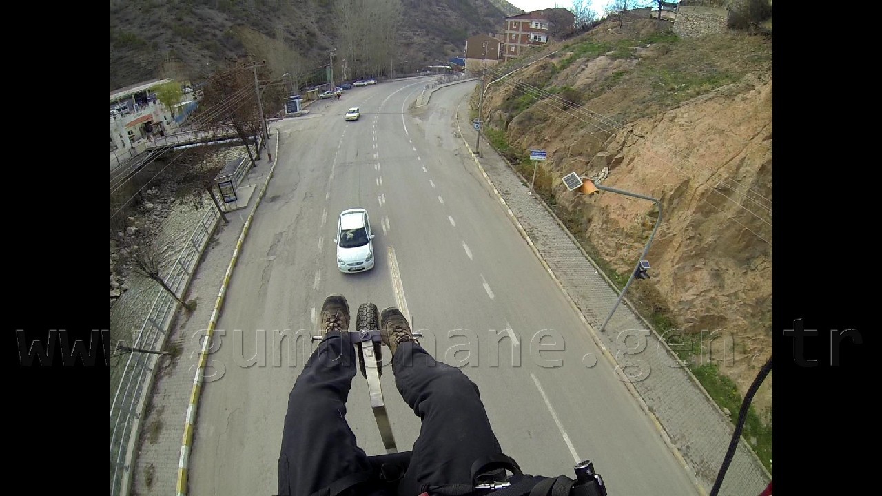Gümüşhane'de Karayoluna Paramotor İndi! 1