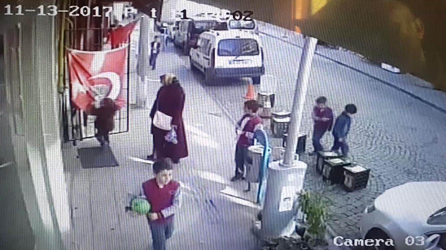 Türk Bayrağını öpmeden okula gitmiyor 4