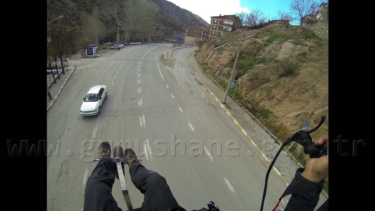 Gümüşhane'de Karayoluna Paramotor İndi! 2