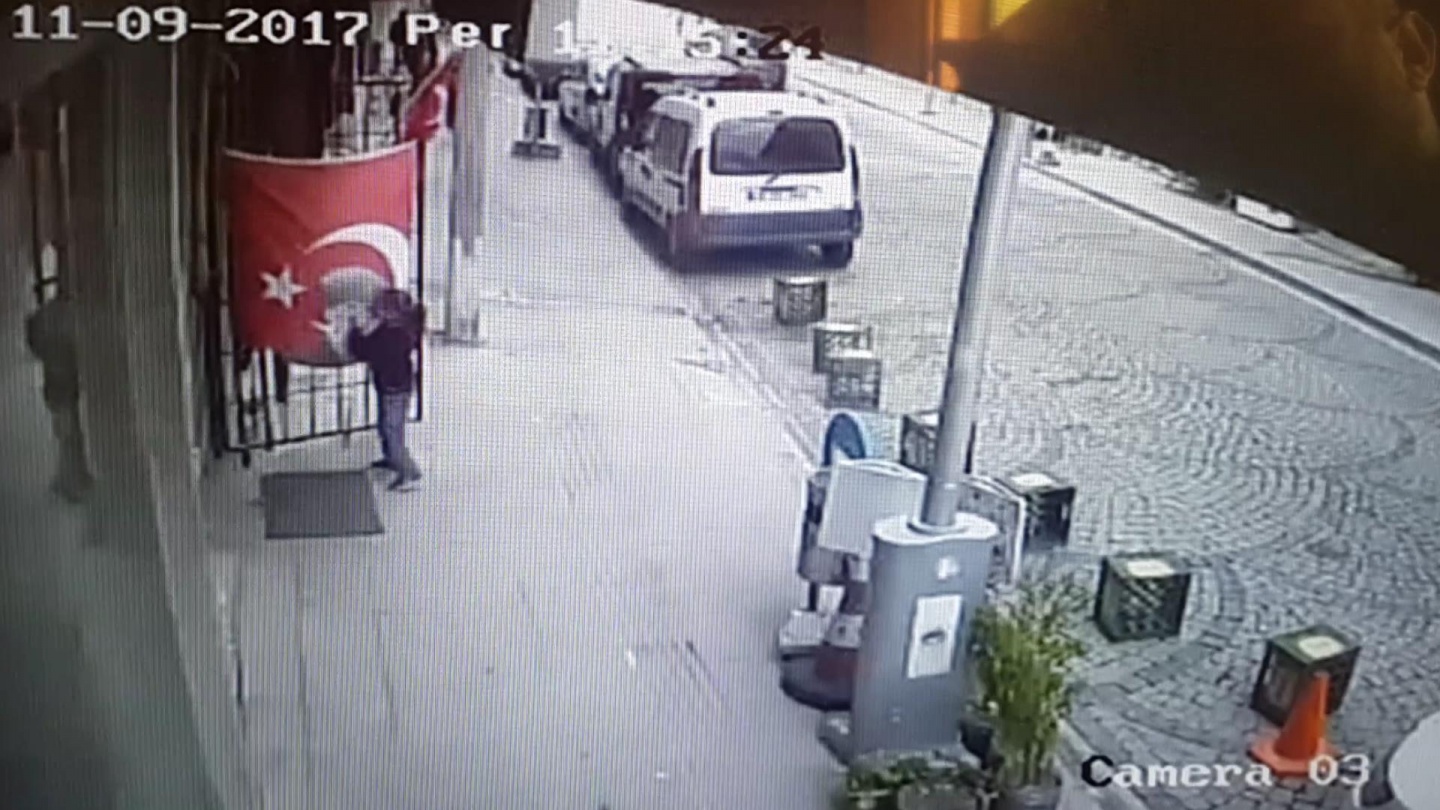 Türk Bayrağını öpmeden okula gitmiyor 1