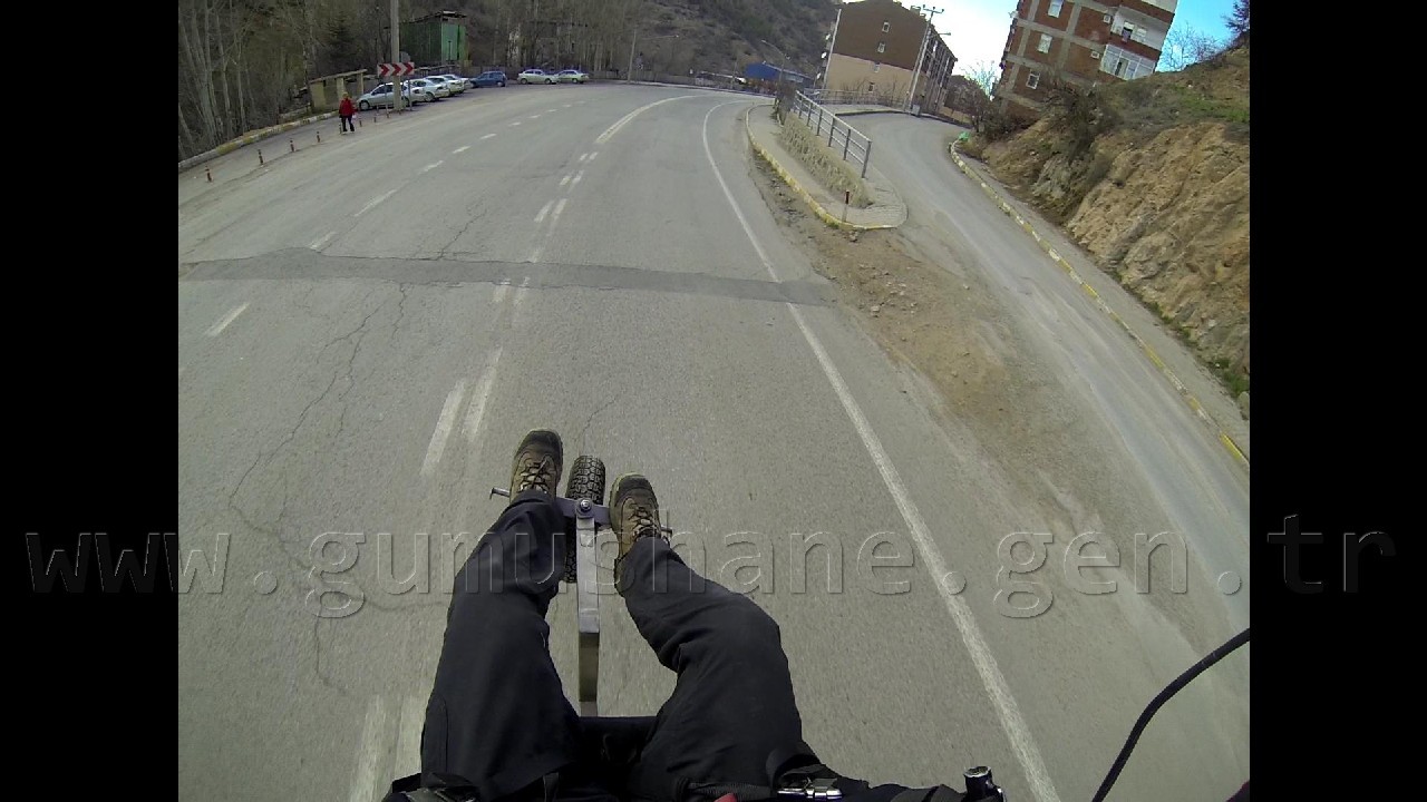 Gümüşhane'de Karayoluna Paramotor İndi! 3