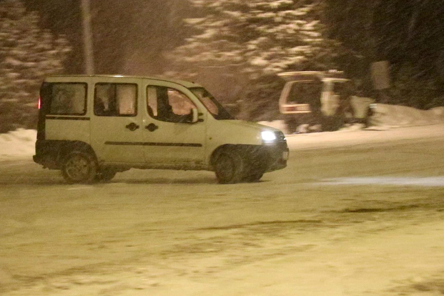 Karlı yollar kimilerine çile olurken kimilerine eğlence oldu 1
