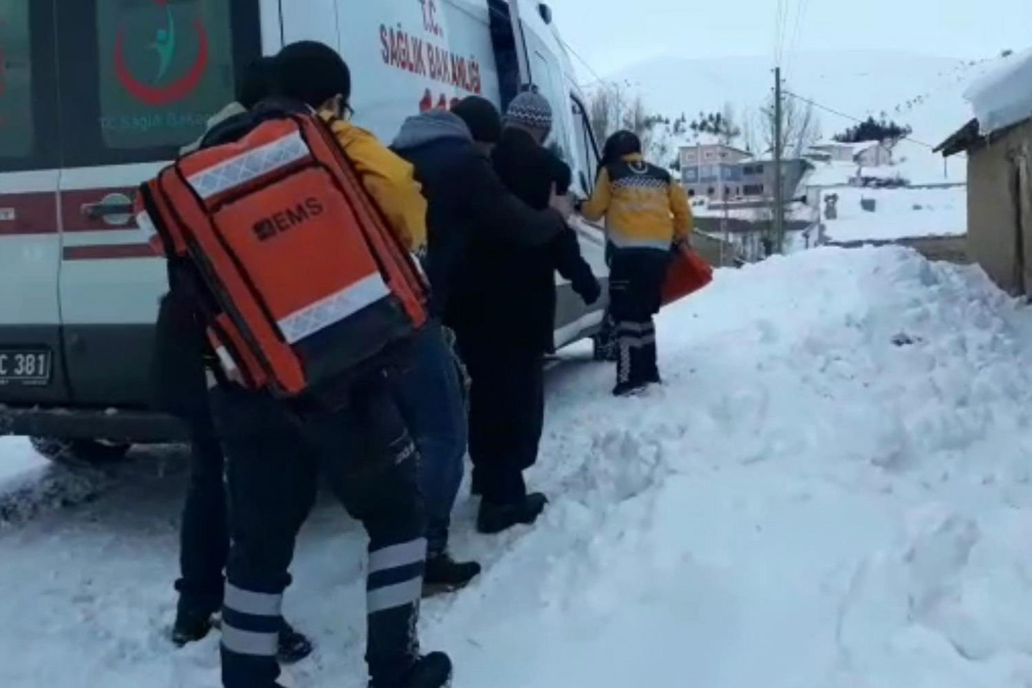 Gümüşhane’de kalp hastası yaşlı adama güçlükle ulaşıldı 4