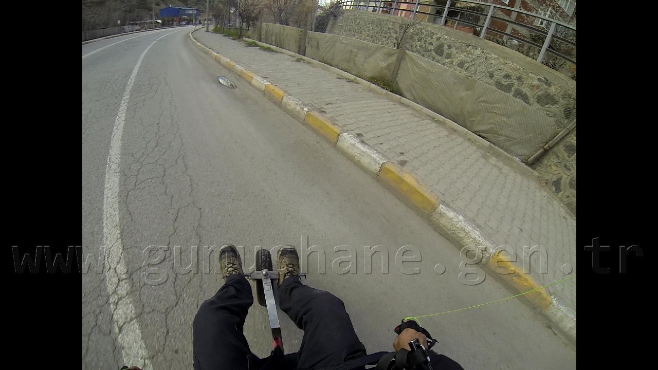 Gümüşhane'de Karayoluna Paramotor İndi! 4