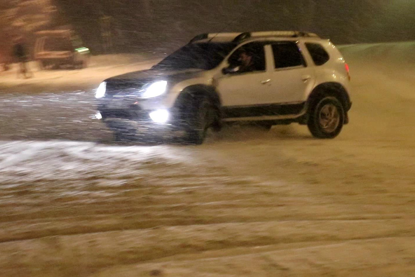 Karlı yollar kimilerine çile olurken kimilerine eğlence oldu 2