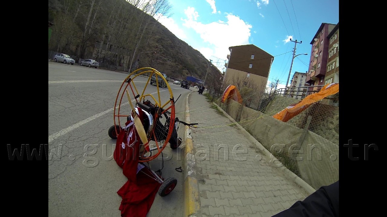 Gümüşhane'de Karayoluna Paramotor İndi! 5