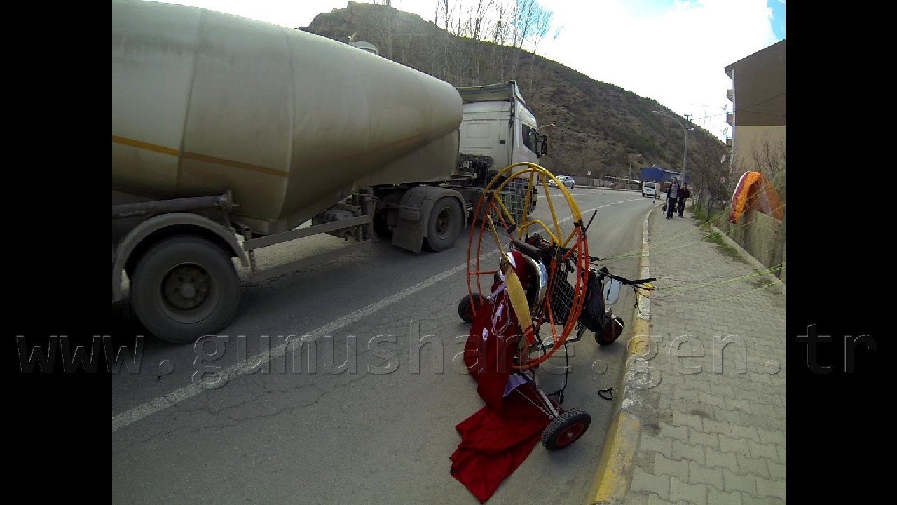 Gümüşhane'de Karayoluna Paramotor İndi! 6