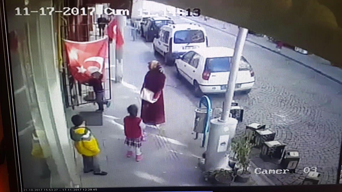 Türk Bayrağını öpmeden okula gitmiyor 2