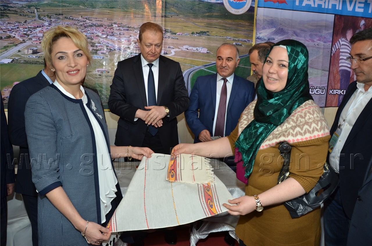 Vali Yavuz tüm stantları eşiyle gezdi 1