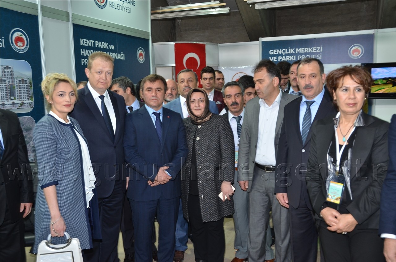 Vali Yavuz tüm stantları eşiyle gezdi 3