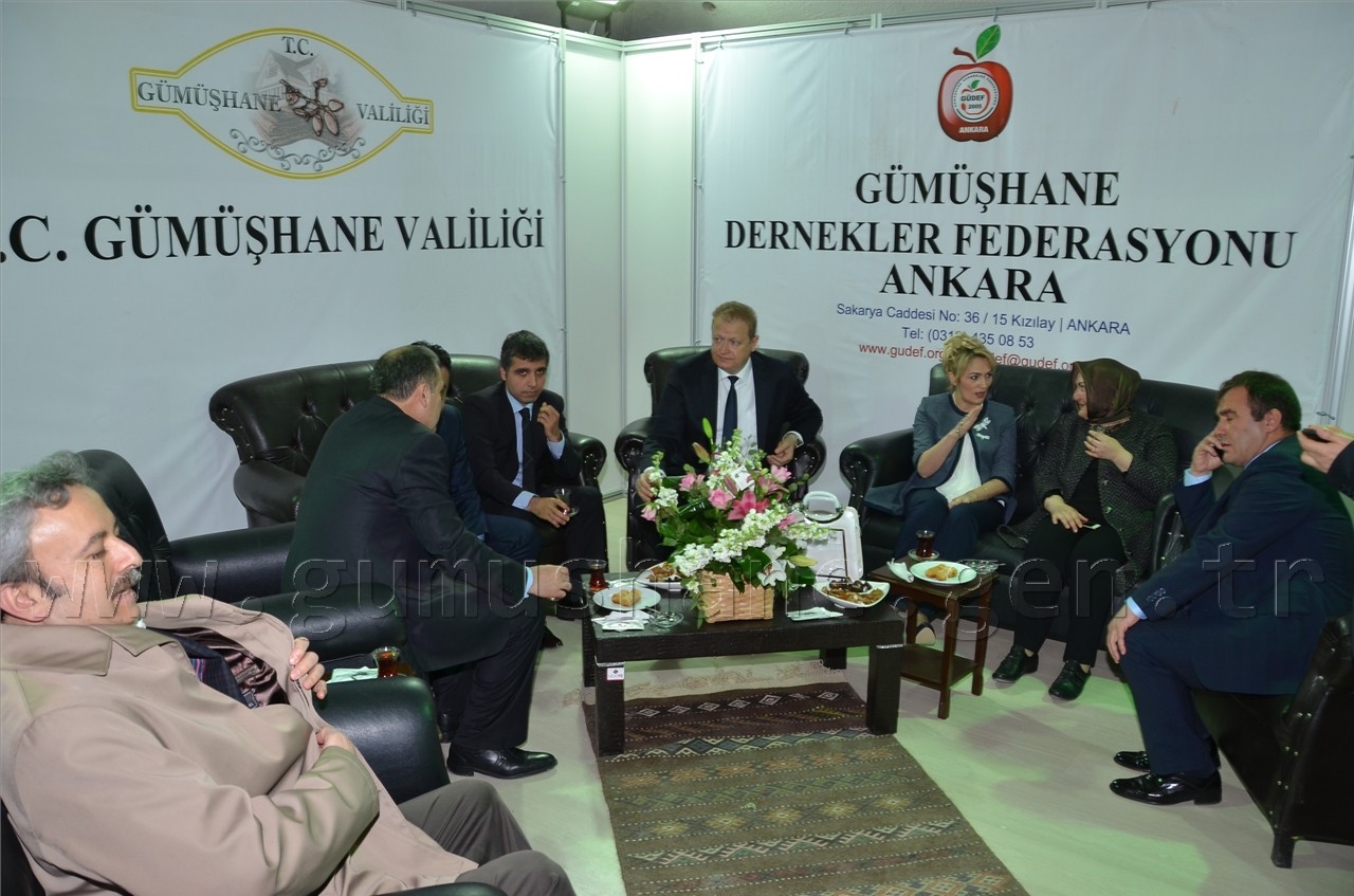 Vali Yavuz tüm stantları eşiyle gezdi 4