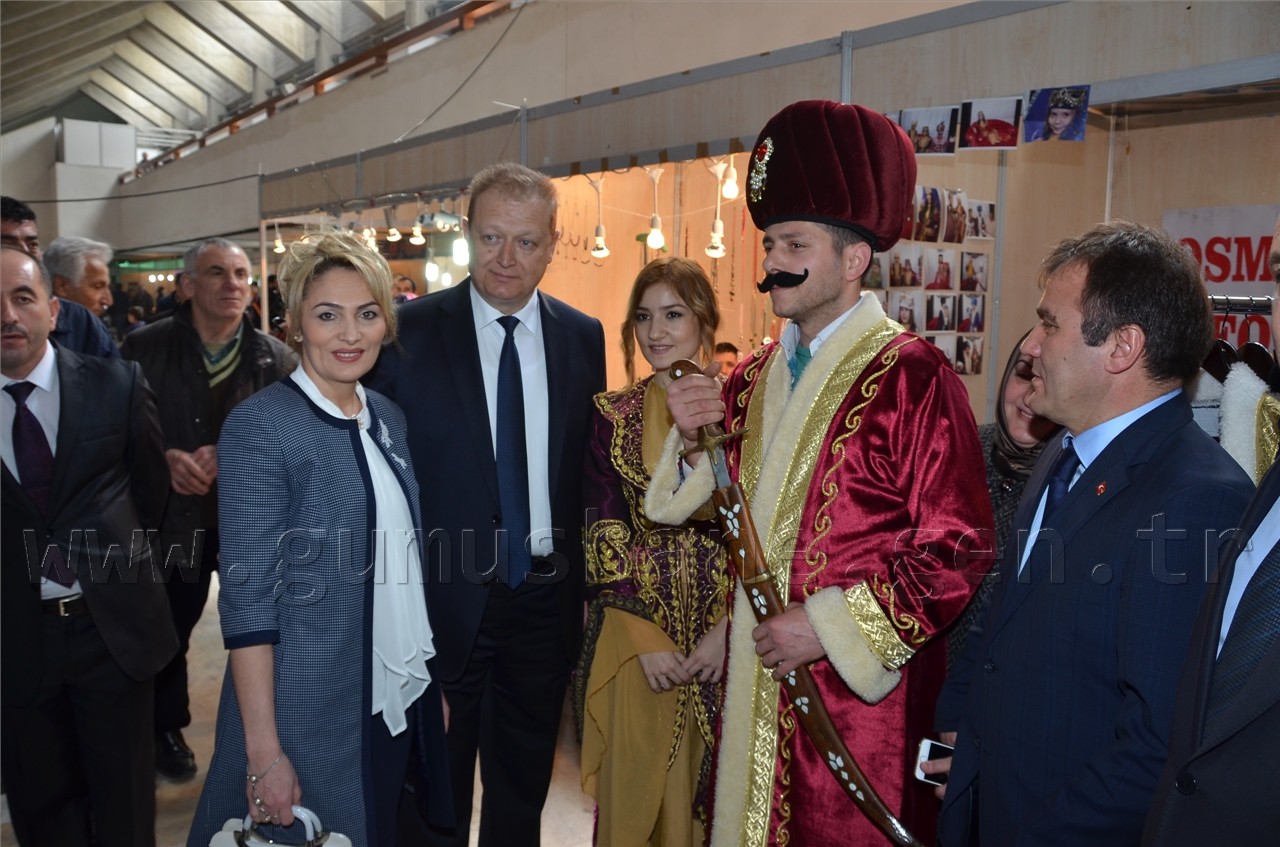 Vali Yavuz tüm stantları eşiyle gezdi 6