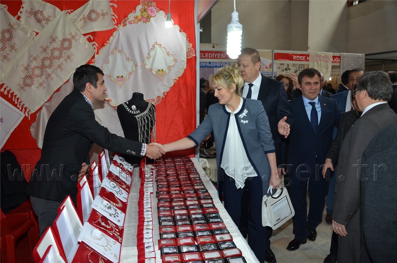 Vali Yavuz tüm stantları eşiyle gezdi 8