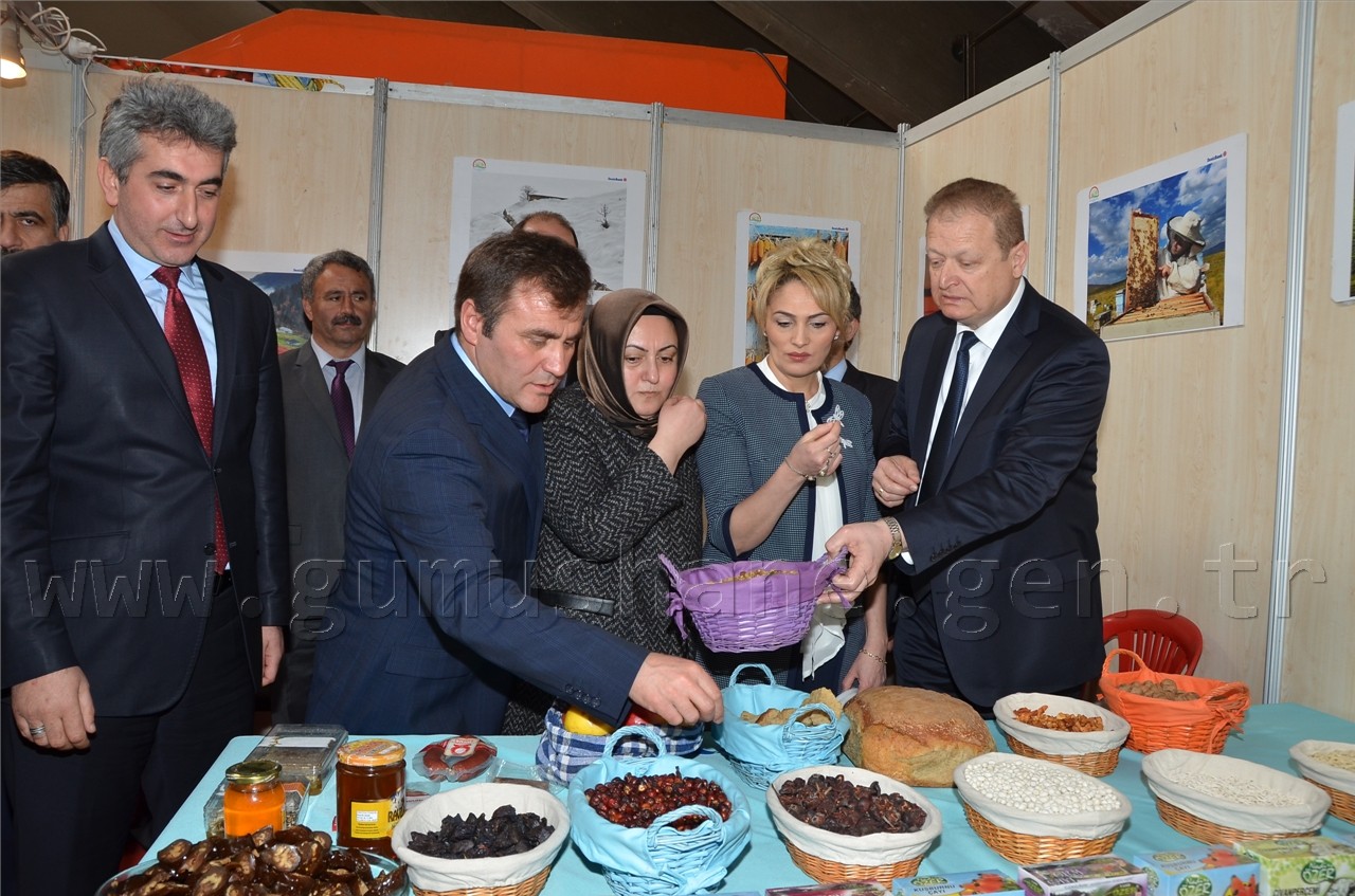 Vali Yavuz tüm stantları eşiyle gezdi 9