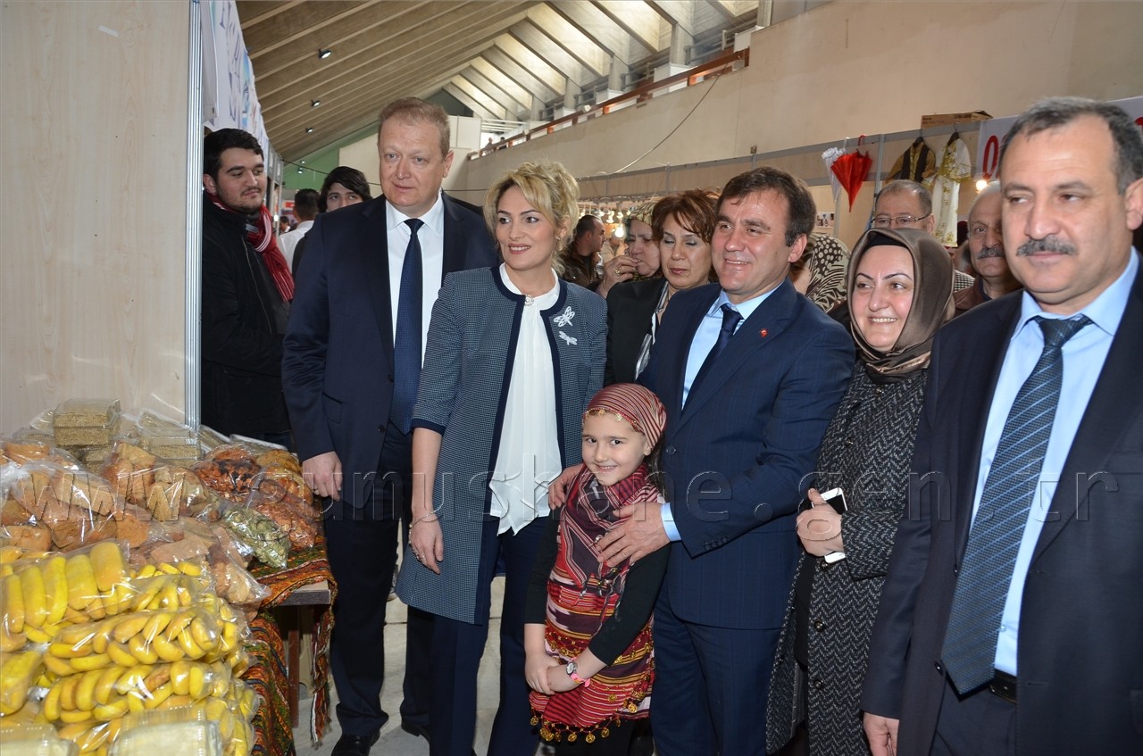 Vali Yavuz tüm stantları eşiyle gezdi 10