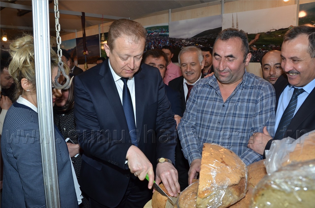 Vali Yavuz tüm stantları eşiyle gezdi 11