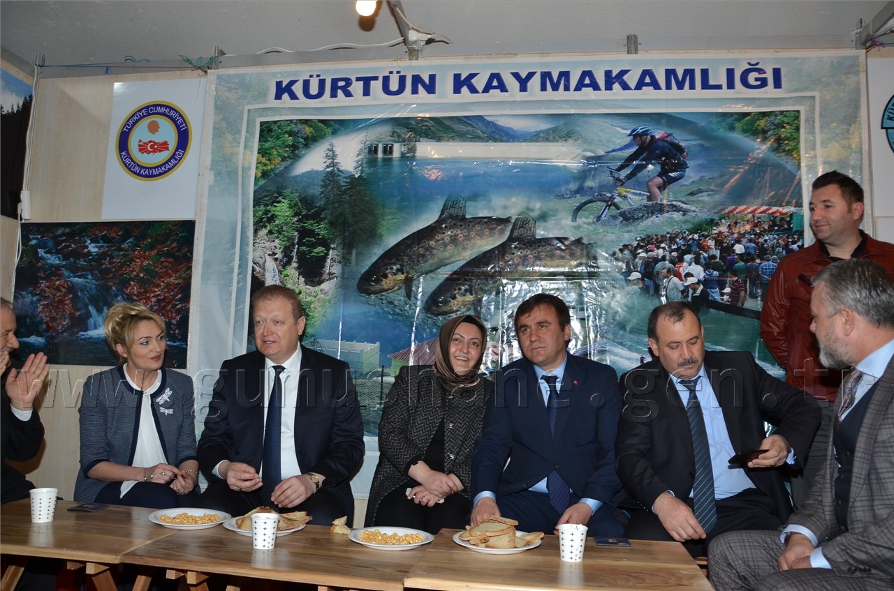 Vali Yavuz tüm stantları eşiyle gezdi 12