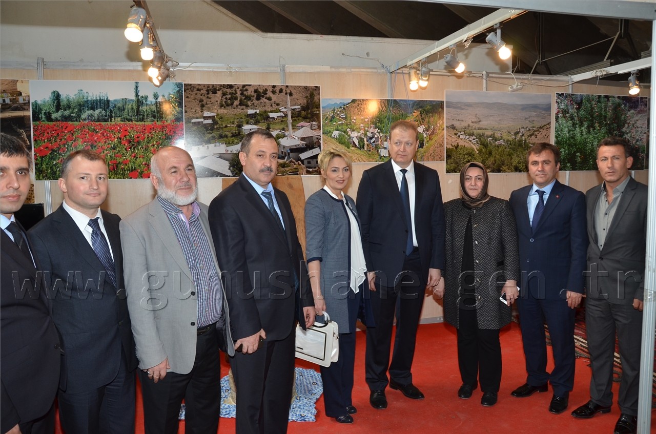 Vali Yavuz tüm stantları eşiyle gezdi 13