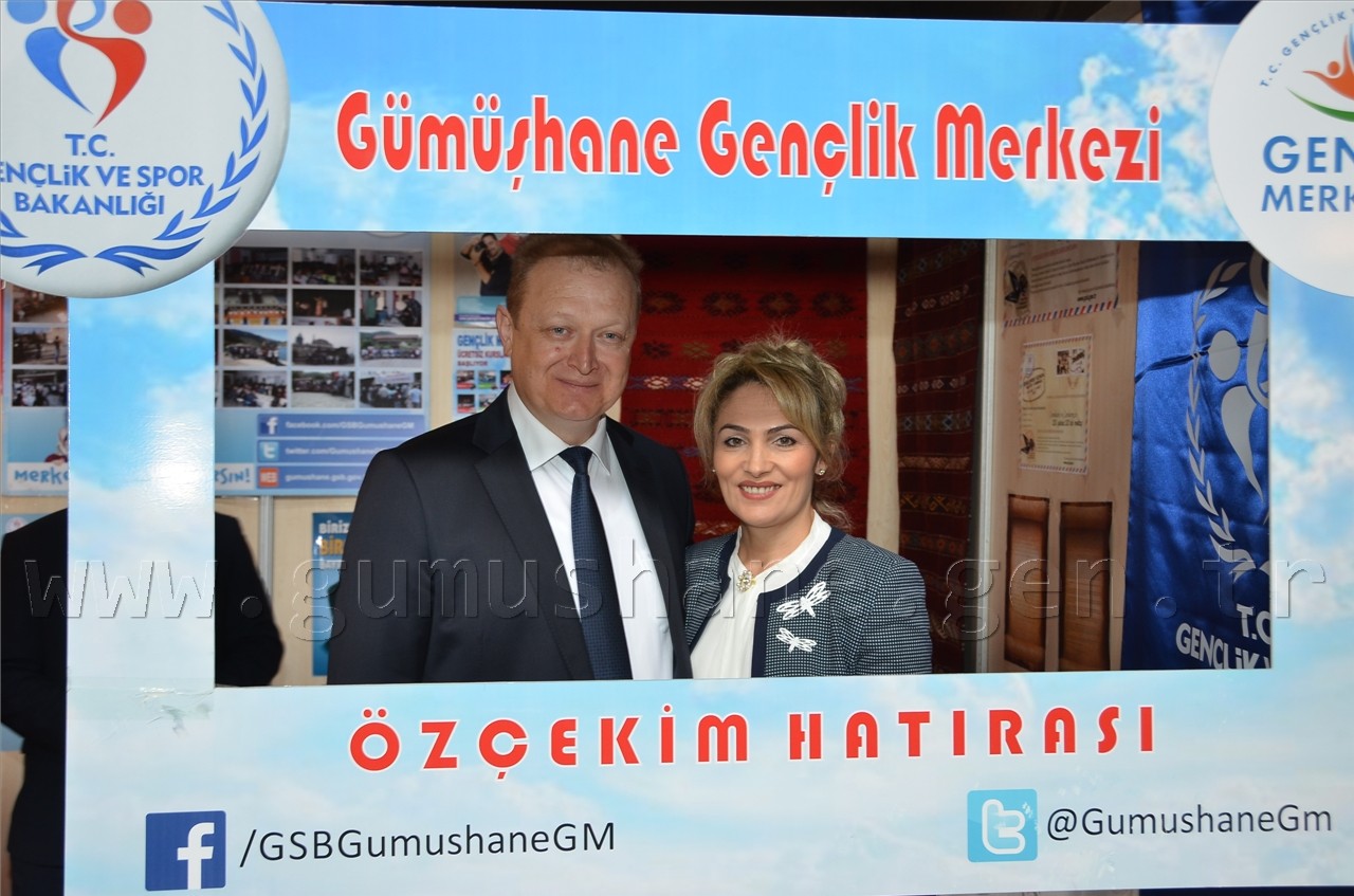 Vali Yavuz tüm stantları eşiyle gezdi 15