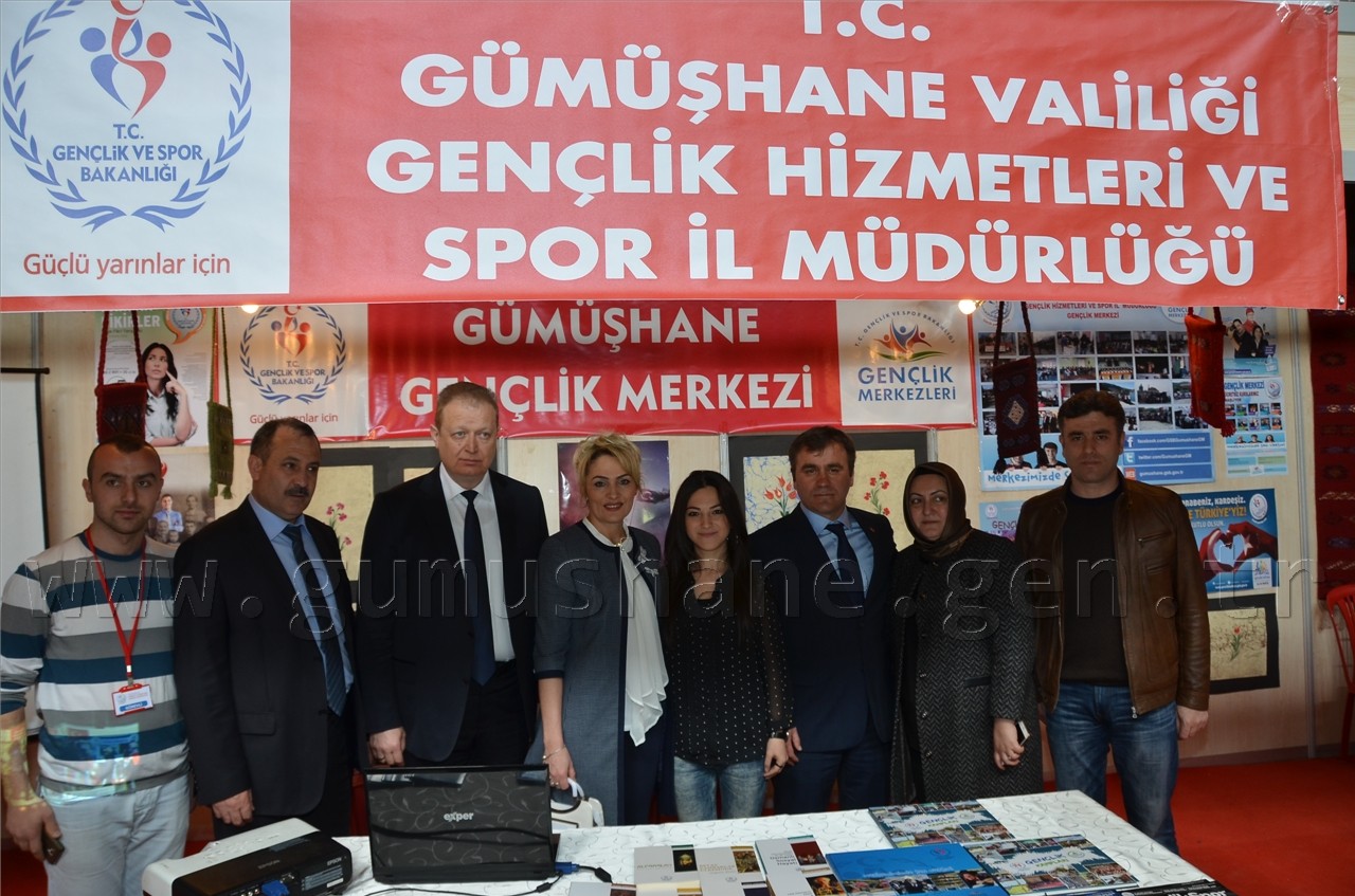 Vali Yavuz tüm stantları eşiyle gezdi 16