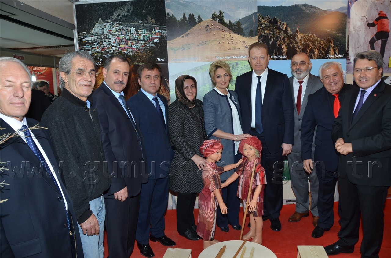 Vali Yavuz tüm stantları eşiyle gezdi 17