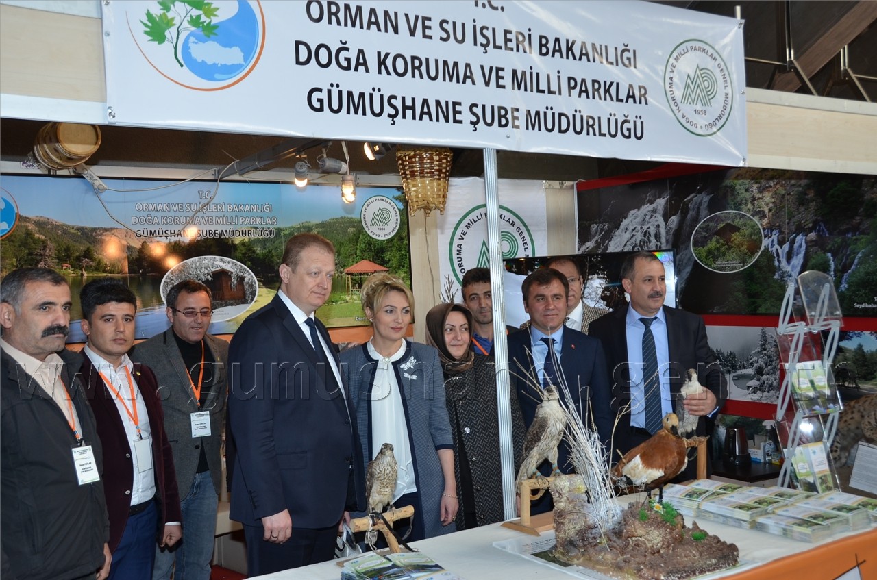 Vali Yavuz tüm stantları eşiyle gezdi 18