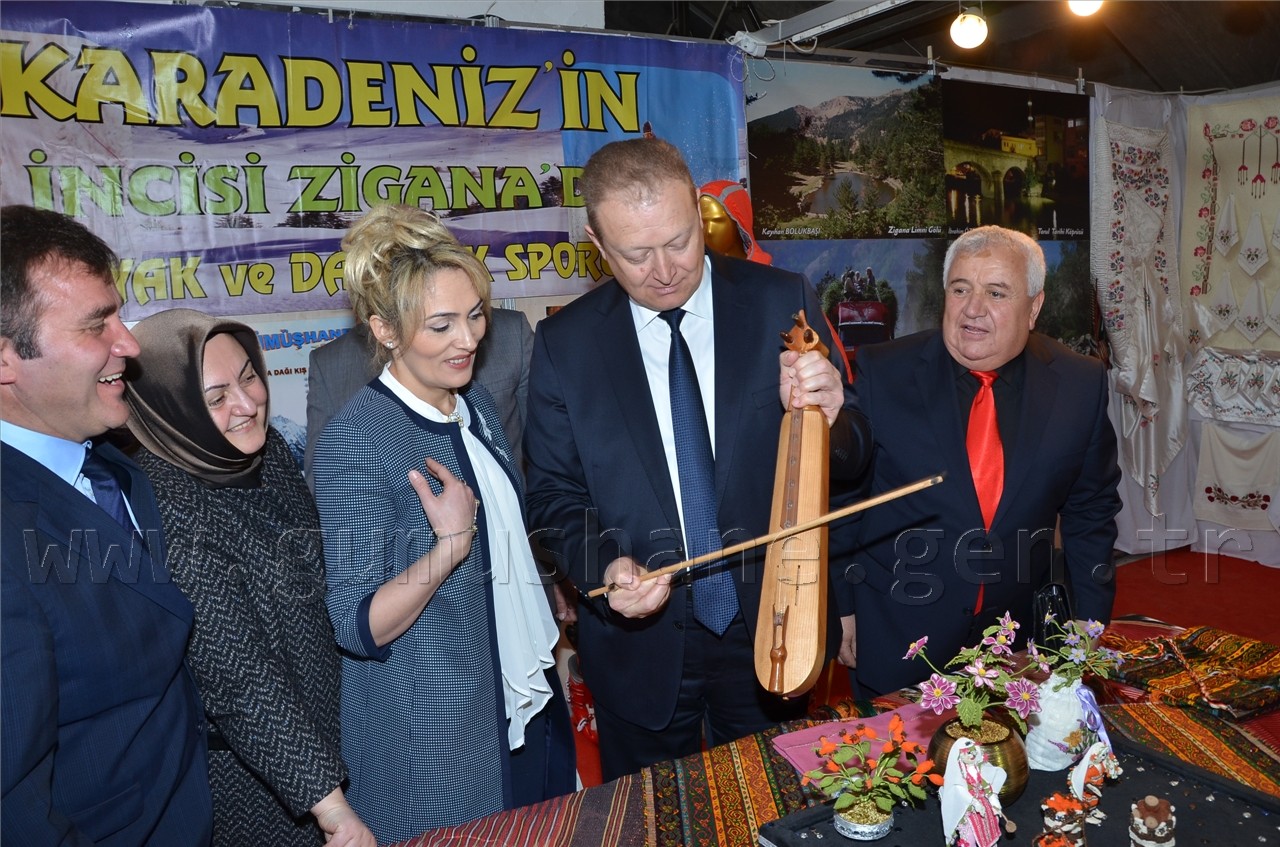 Vali Yavuz tüm stantları eşiyle gezdi 20