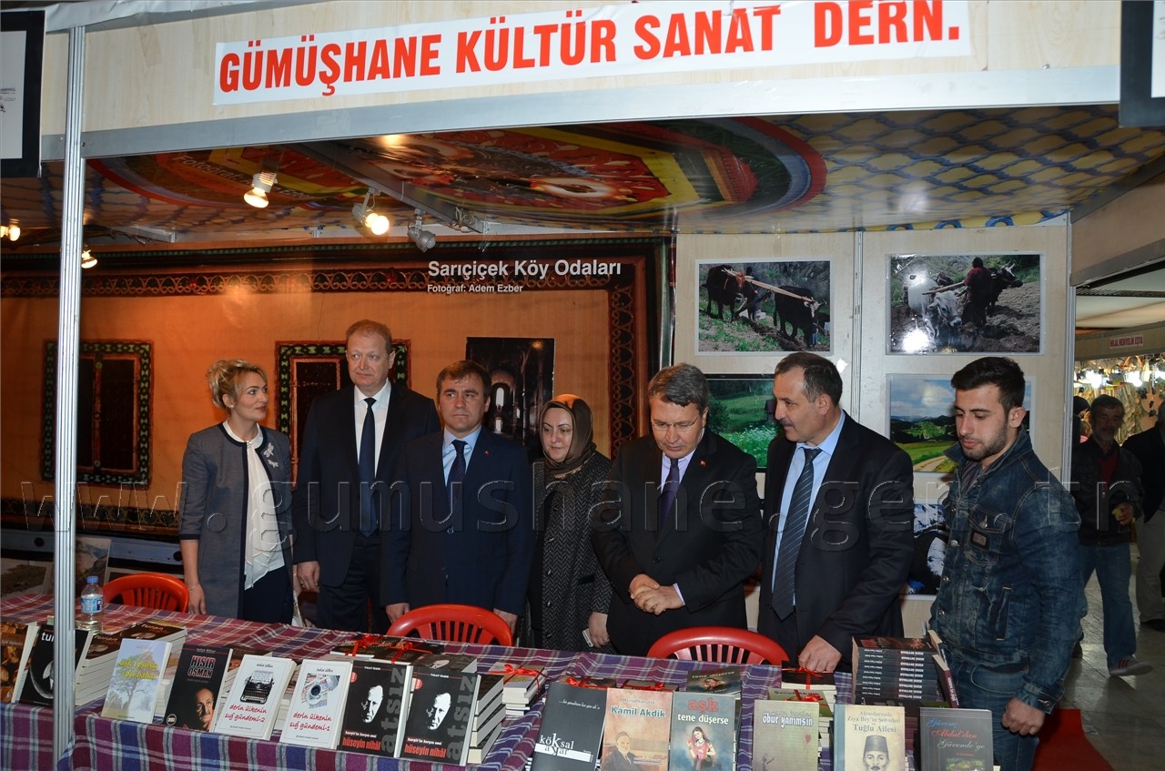 Vali Yavuz tüm stantları eşiyle gezdi 21