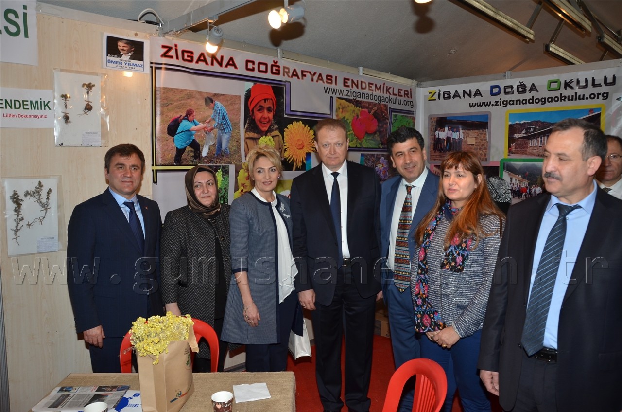 Vali Yavuz tüm stantları eşiyle gezdi 23