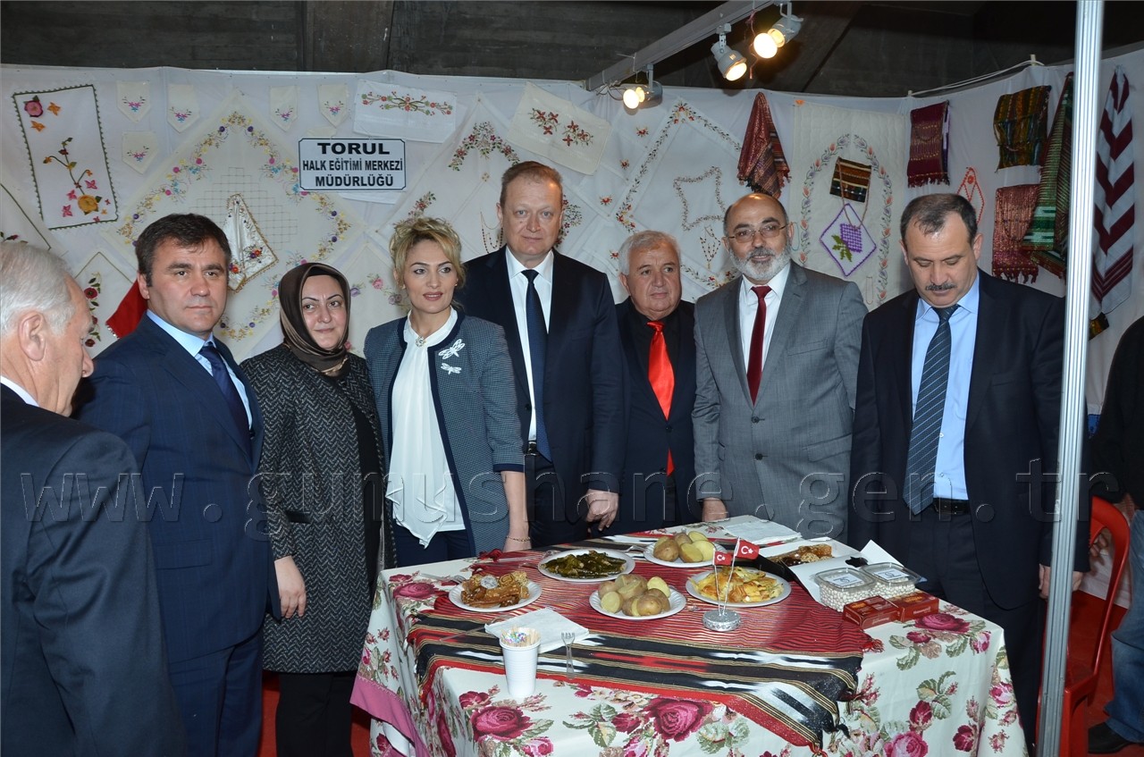 Vali Yavuz tüm stantları eşiyle gezdi 24