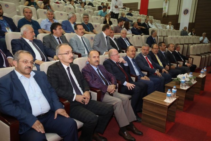 Rektör Zeybek, ÜNİDOKAP Karadeniz Sempozyumunda  2