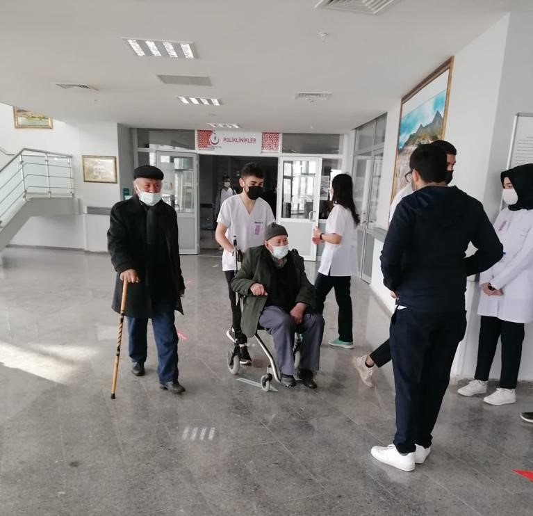 Bir gün boyunca yaşlılara refakat ettiler 2