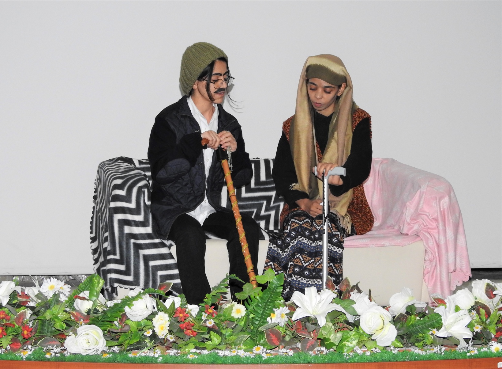 Bir gün boyunca yaşlılara refakat ettiler 11