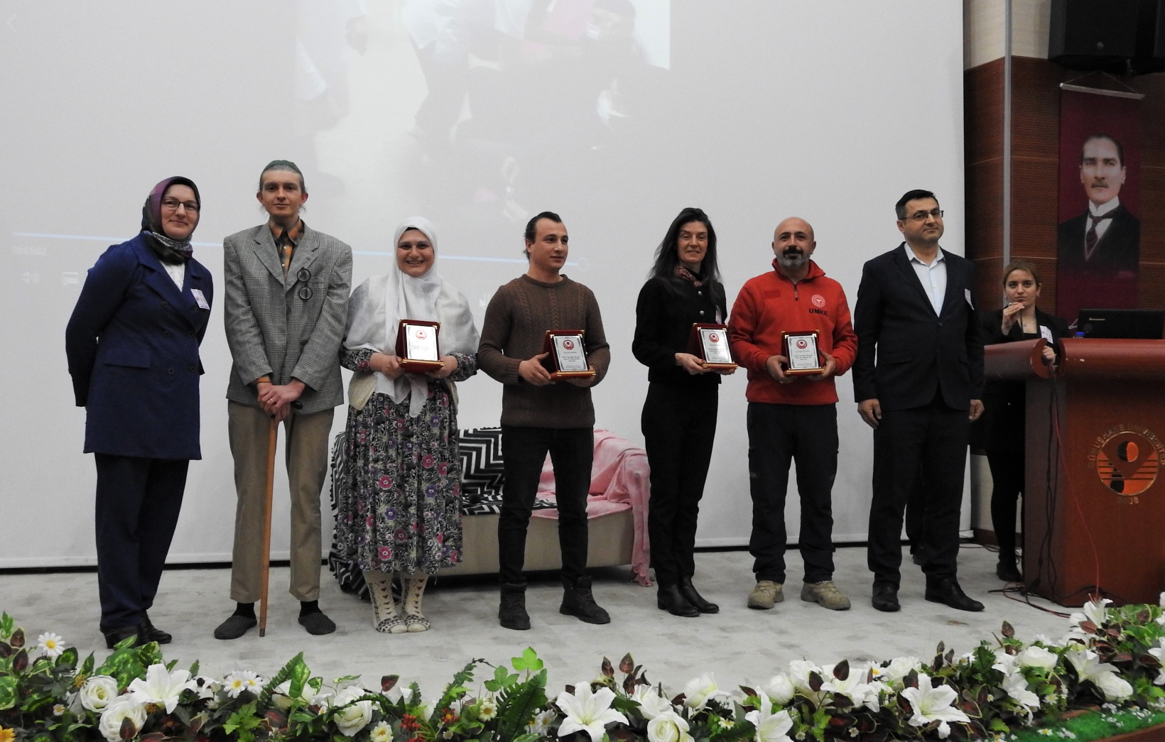 Bir gün boyunca yaşlılara refakat ettiler 10