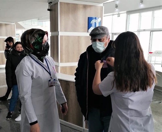 Bir gün boyunca yaşlılara refakat ettiler 8