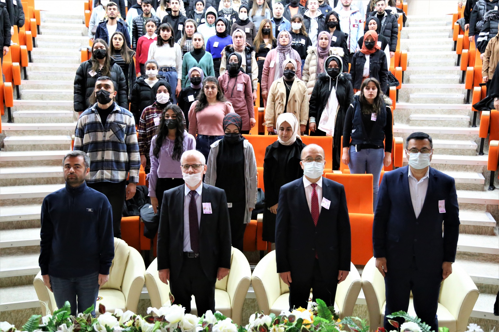 Bir gün boyunca yaşlılara refakat ettiler 12