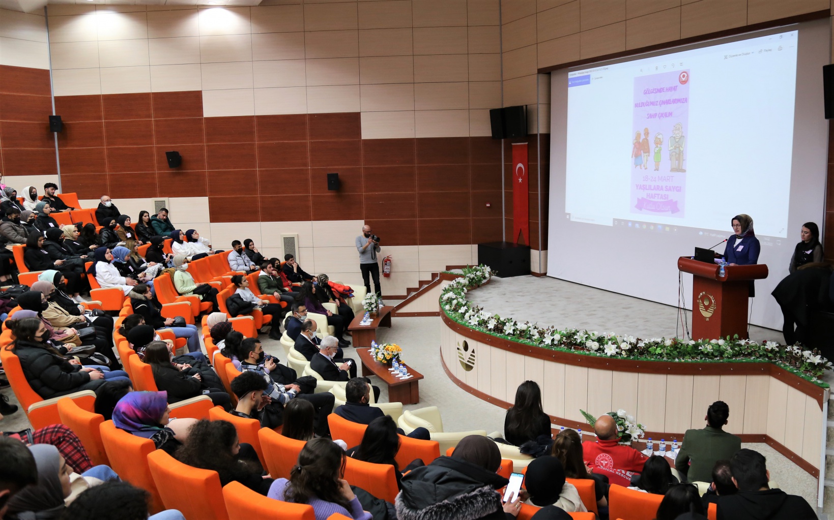 Bir gün boyunca yaşlılara refakat ettiler 5