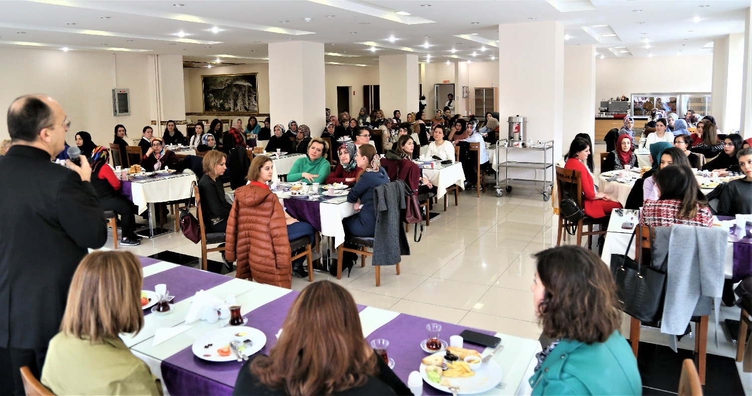 GÜ’de kadınlara yönelik kahvaltı programı düzenlendi 5