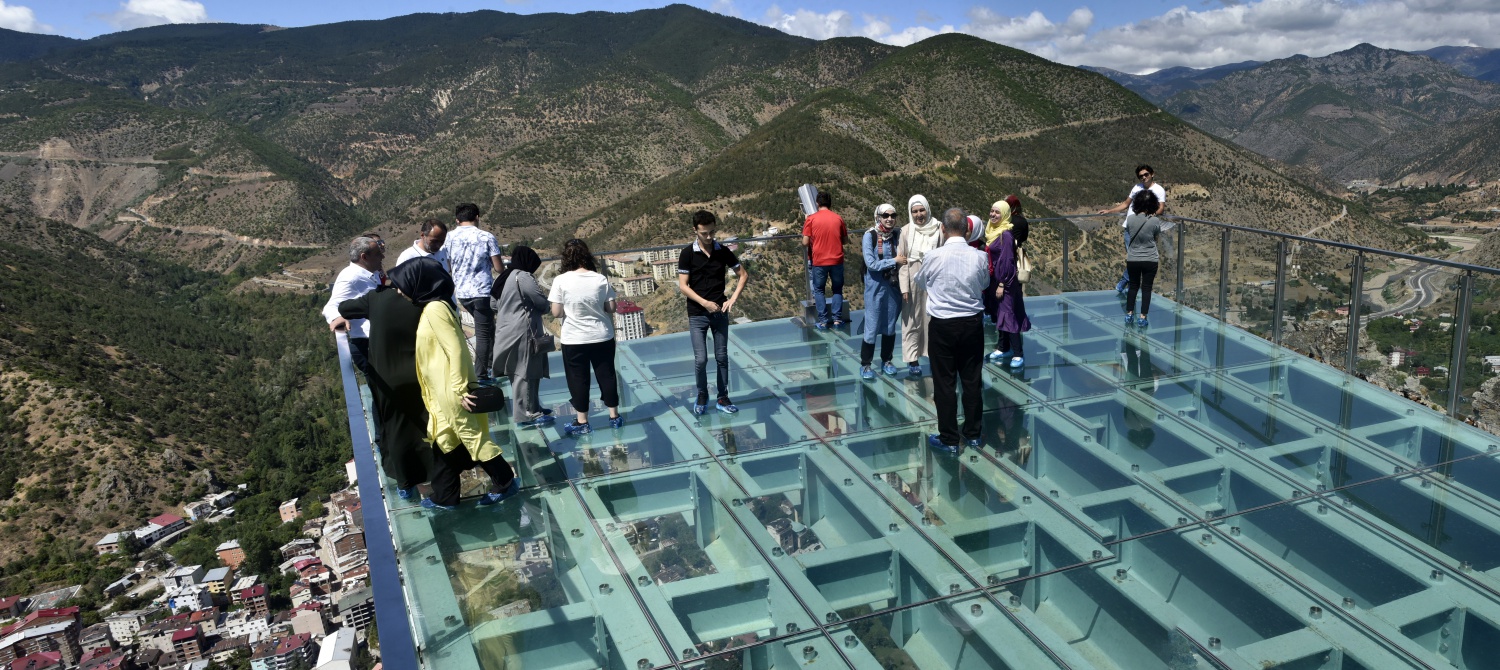 Adrenalin tutkunları Torul Kalesi Cam Seyir terasına akın ediyor 14