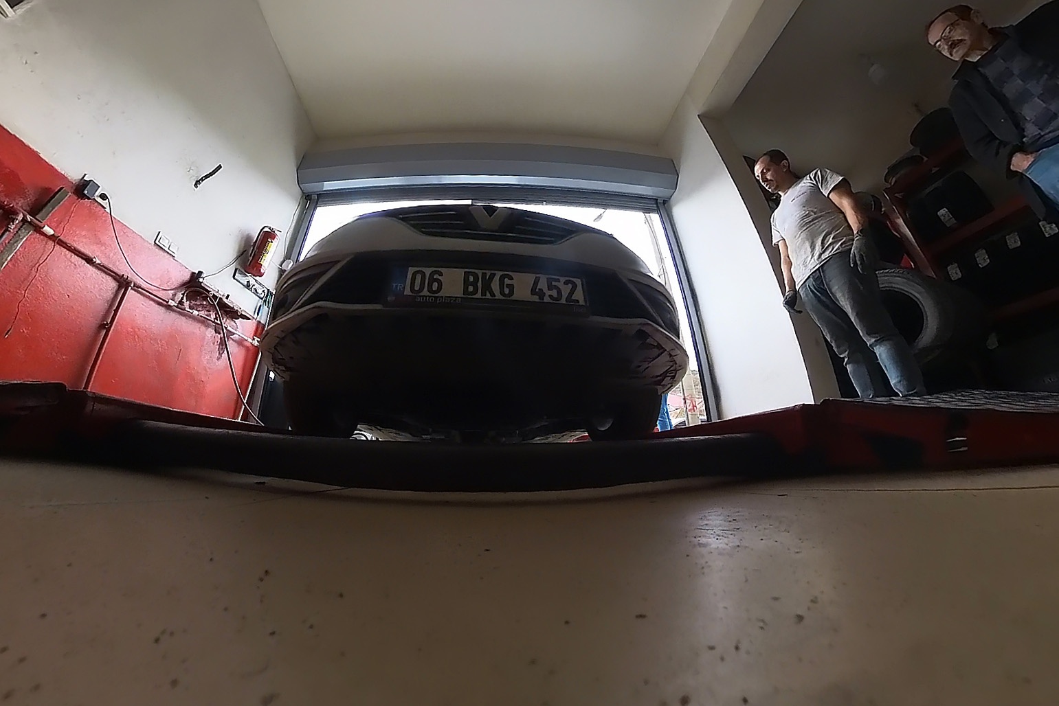 Uyarıyı duyan lastikçilere koştu 1