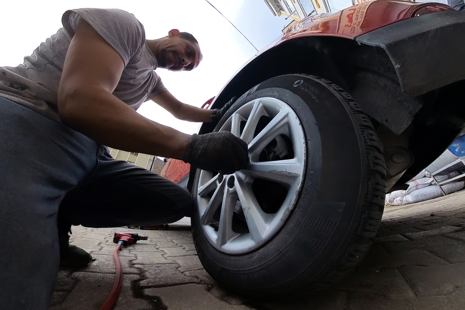 Uyarıyı duyan lastikçilere koştu 3