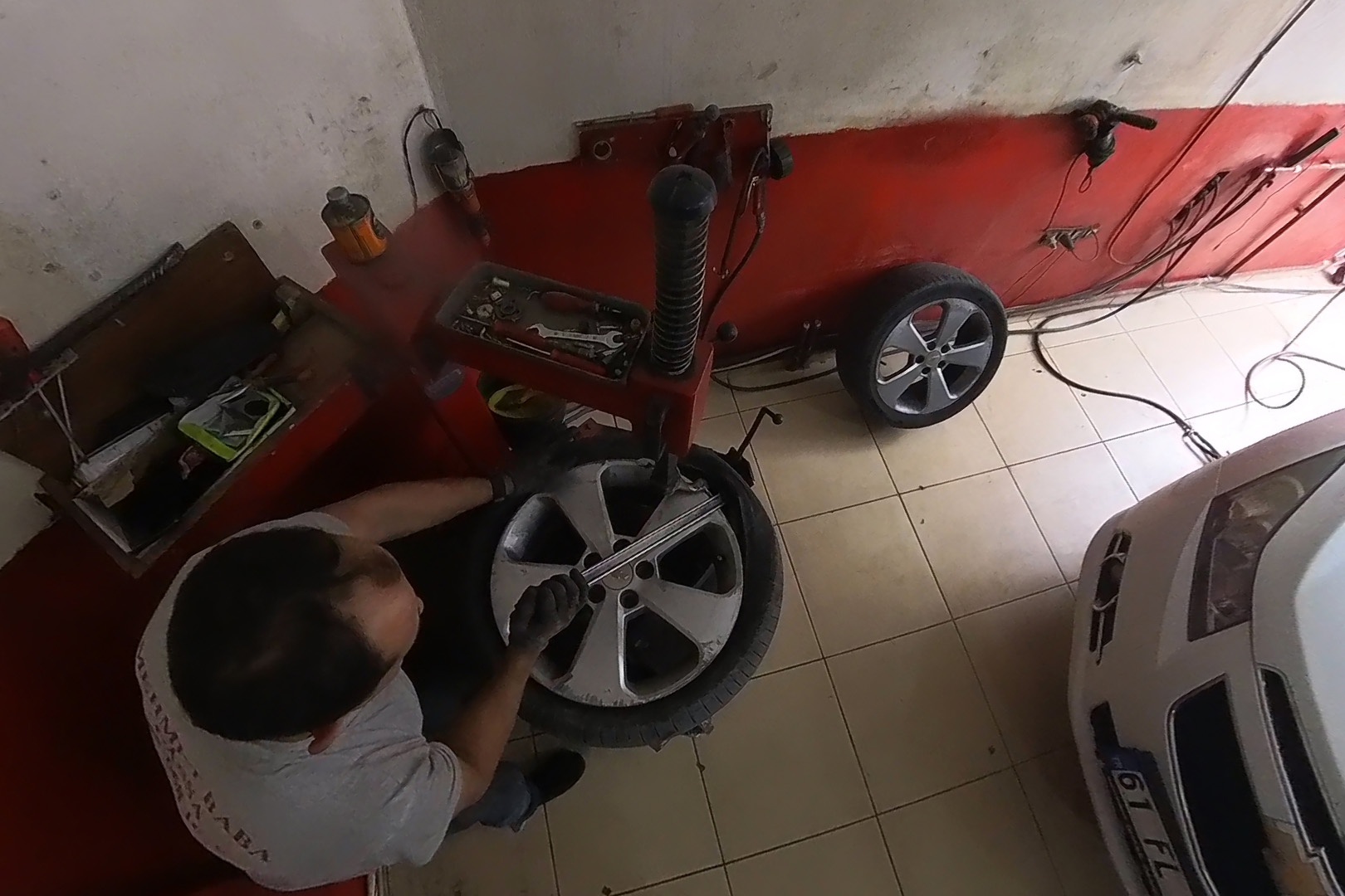 Uyarıyı duyan lastikçilere koştu 4