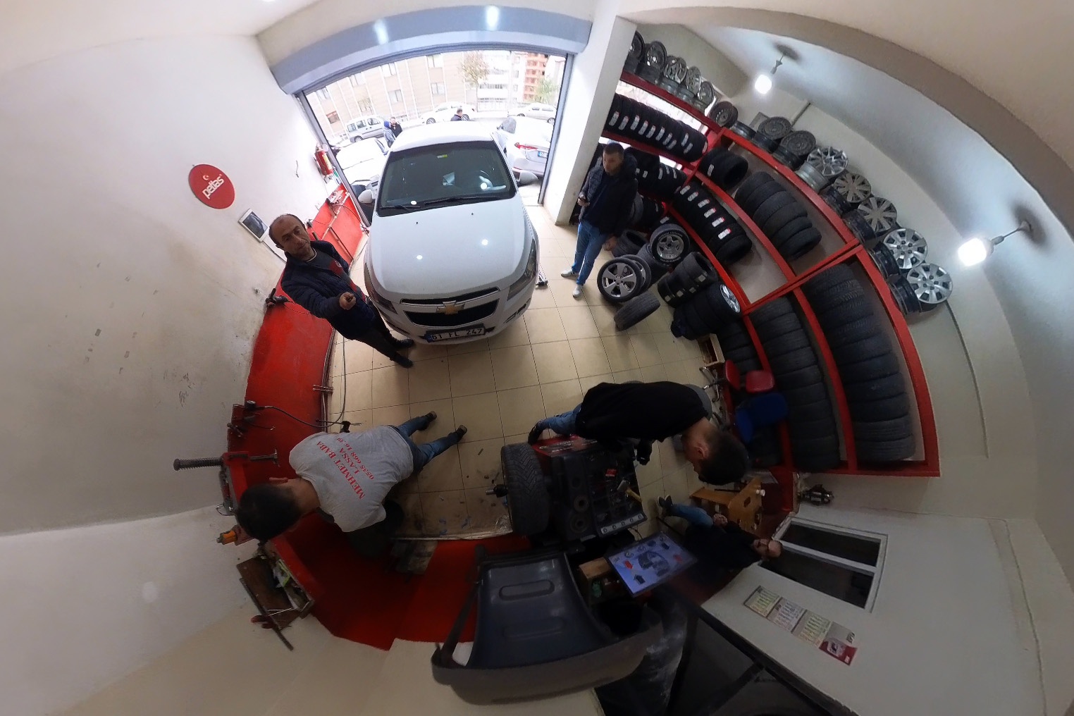 Uyarıyı duyan lastikçilere koştu 5