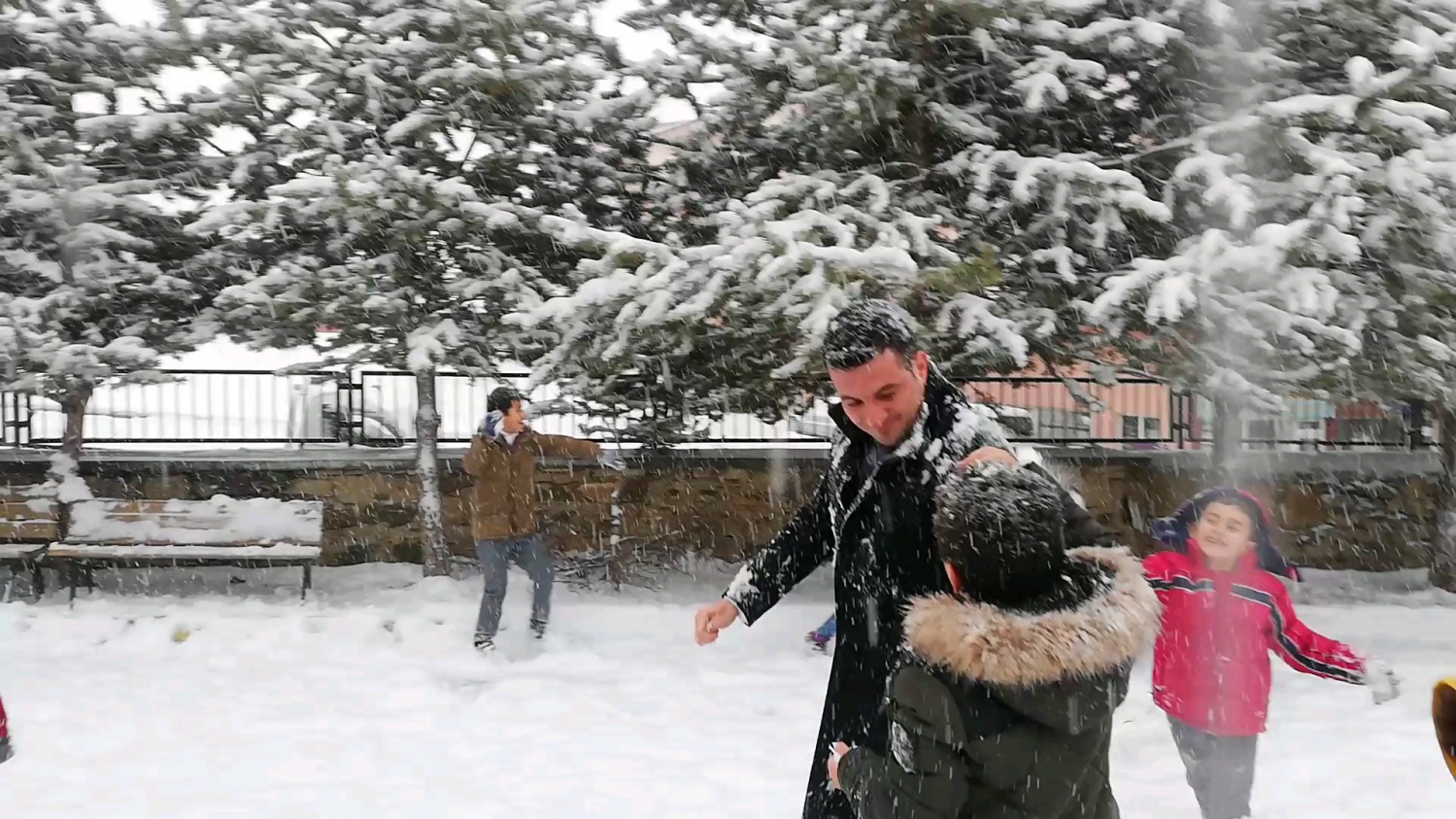 Kaymakamı kartopu yağmuruna tuttular 6