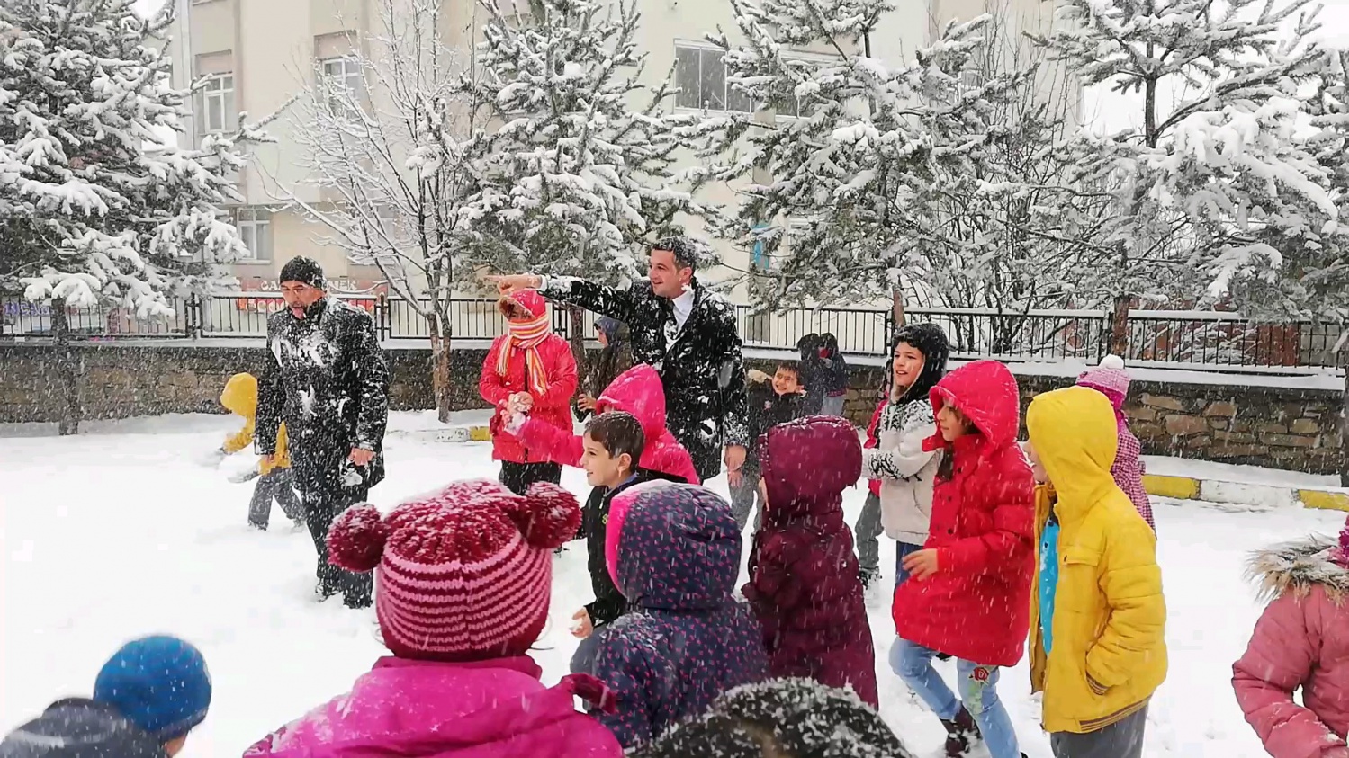 Kaymakamı kartopu yağmuruna tuttular 4